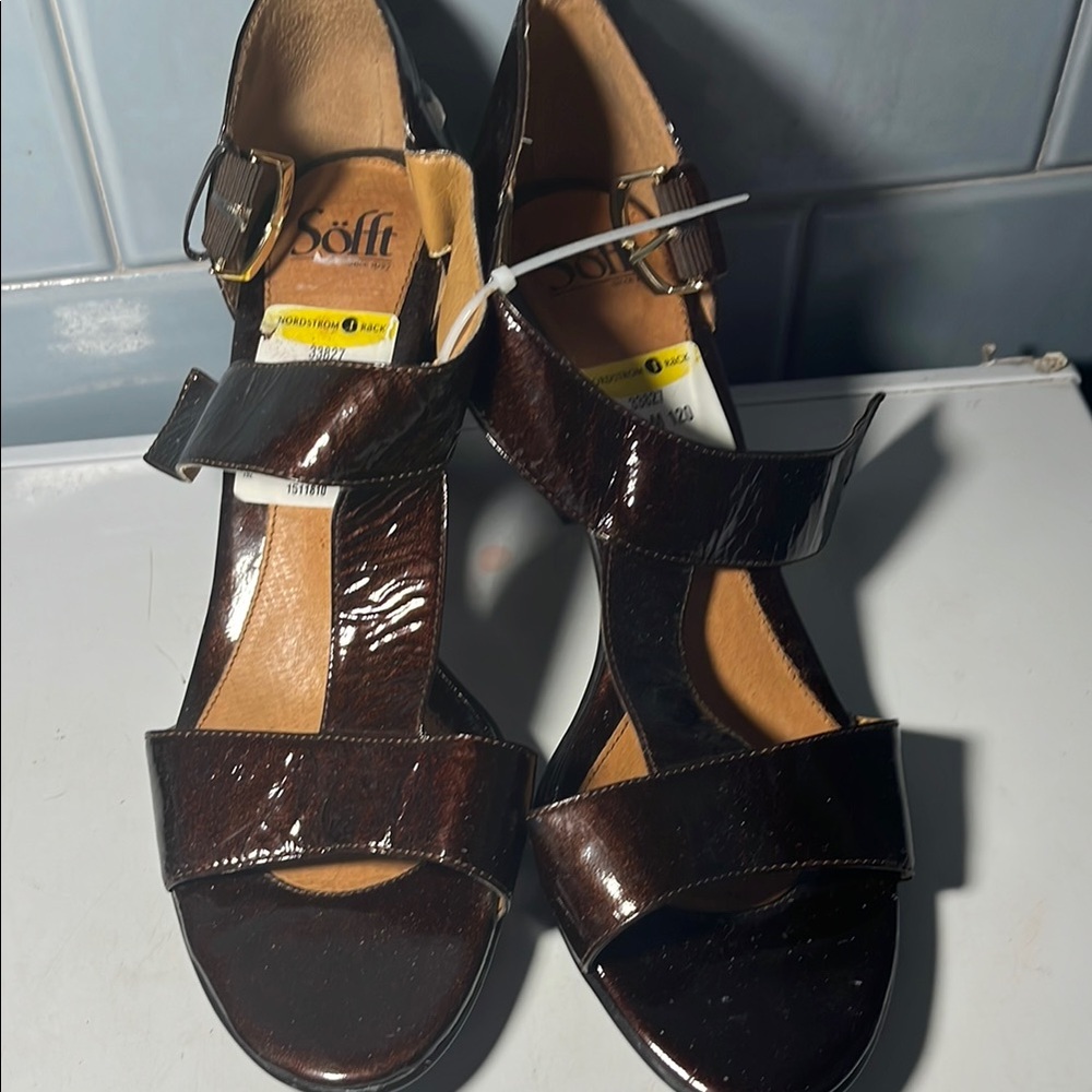 Sofft Brown Leather Sandals with Sleek Silhouette